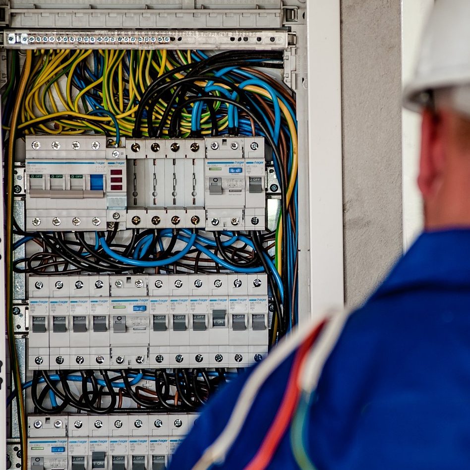 electrician g212a88db7_1920 e1679783697633